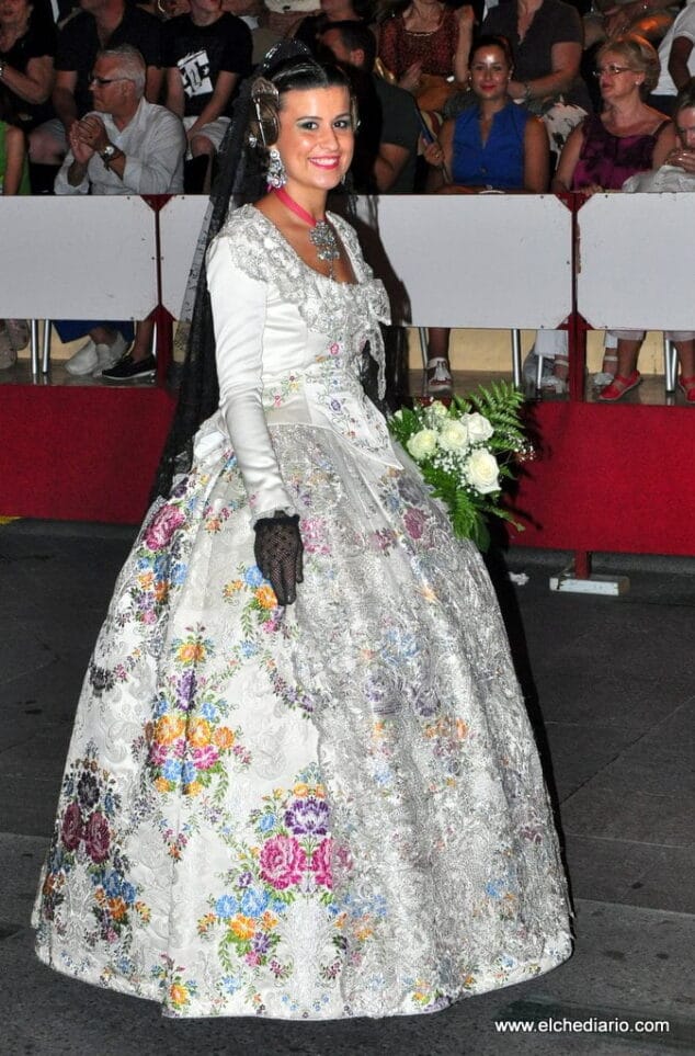 Corte de honor de la Fallera Mayor de Dénia en la ofrenda de flores de Elche