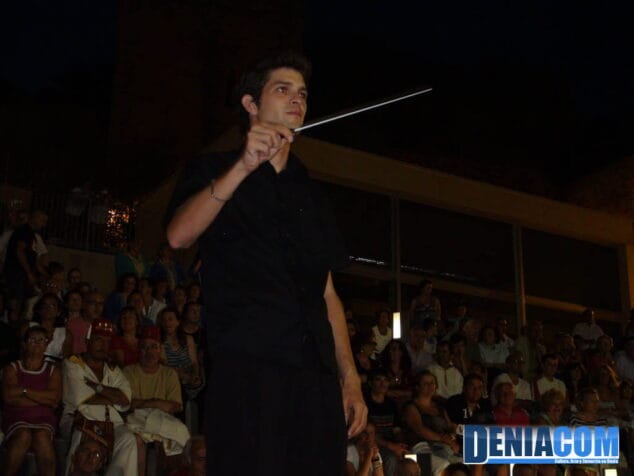 El director Javier Pinto orquesta a las 16 bandas