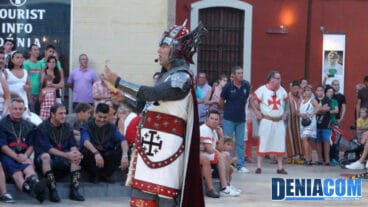 El embajador cristiano leyendo el manuscrito entregado por el bando moro