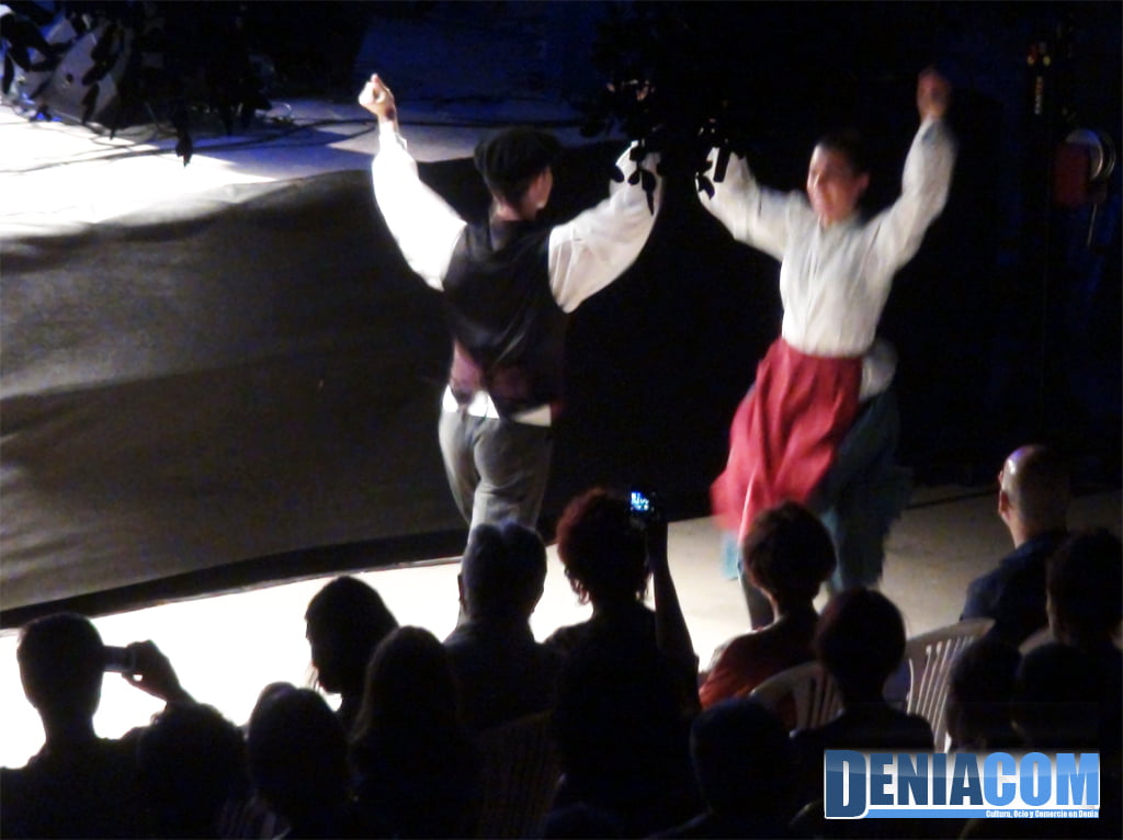 El grupo de danza Oinkari en Música al castell 2012
