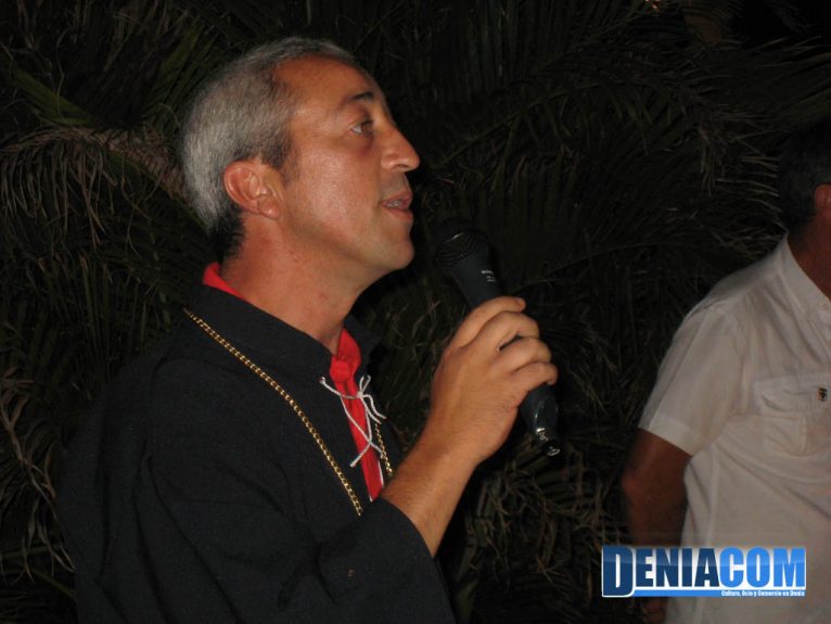 El presidente de la AMMICC, Josele Maldonado, da el pistoletazo de salida a la Cena de Gala de las Fiestas de Moros y Cristianos en Honor a Sant Roc