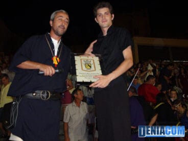 El presidente de la AMMICC, Josele Maldonado, entrega un obsequio de gratificación al director Javier Pinto