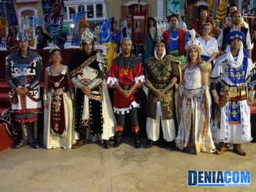 El presidente de la AMMICC junto a los capitanes, abanderadas y embajadores de los Moros y Cristianos 2012