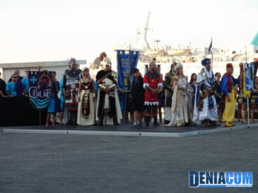 El presidente de la AMMICC junto a los capitanes, abanderadas y embajadores durante el acto del Desembarco de los Moros y Cristianos 2012