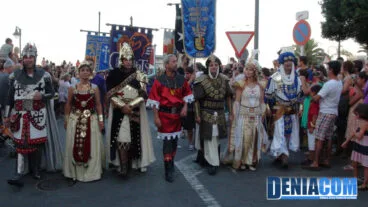 El presidente de la AMMICC, los capitanes, abanderadas y embajadores durante el pasacalle posterior al Desembarco de los Moros y Cristianos Dénia 2012