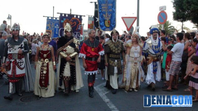 El presidente de la AMMICC los capitanes abanderadas y embajadores durante el pasacalle posterior al Desembarco de los Moros y Cristianos Dénia 2012