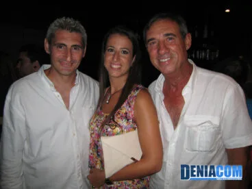 El presidente de la Junta Local Fallera, Jaume Bertomeu, acompañado por la Fallera Mayor de Dénia, Marta Tabernero, y el concejal de Fiestas, Paco Arnau