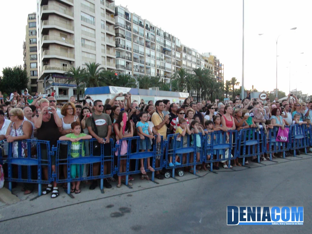 El público disfruta en el Desembarco de los Moros y Cristianos Dénia 2012