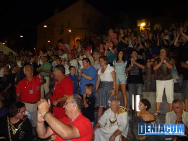 El público se levanta para aplaudir a las bandas y charangas