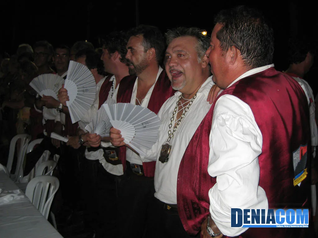 Els Marins Corsaris forman para recibir las primeras marchas de la Cena de Gala de los Moros y Cristianos 2012