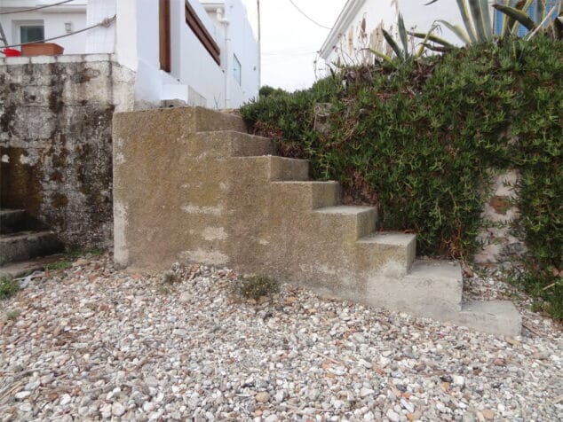 Escaleras de acceso a una cala de Les Rotes