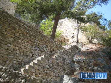 Escaleras de acceso a una torre vigía del Castillo de Dénia