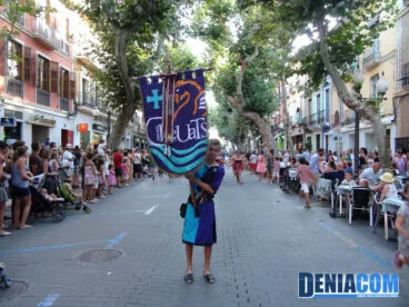 Estandarte de la Capitanía Cristiana 2012, filà Creuats, en el Desfile Infantil de los Moros y Cristianos Dénia 2012