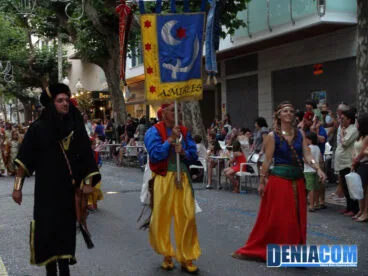 Estandarte de la Capitanía Mora 2012, filà Amiries, en el Desfile Infantil de los Moros y Cristianos Dénia 2012