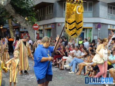 Estandarte de la filà Walies en el Desfile Infantil de los Moros y Cristianos Dénia 2012