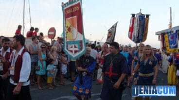 Estandartes cristianos saliendo del Desembarco de los Moros y Cristianos Dénia 2012