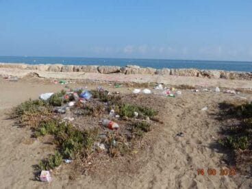 Falta de limpieza en la Escollera Norte de Dénia