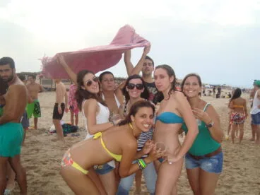 Fiesta en la playa con la Falla Oeste