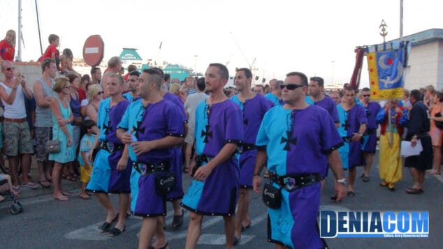 Filà Creuats durante el pasacalle posterior al Desembarco de los Moros y Cristianos Dénia 2012