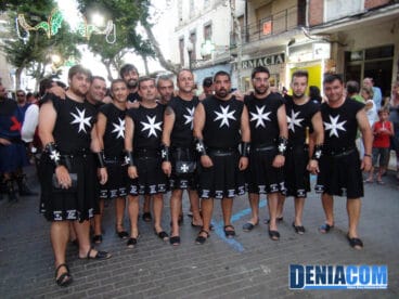 Filà Guerrers Hospitalaris durante el pasacalle posterior al Desembarco de los Moros y Cristianos Dénia 2012