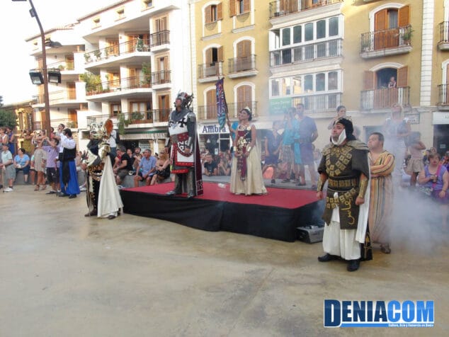 Francisco Caselles y Justo Morales capitanes 2012 junto al embajador y abanderada cristiana