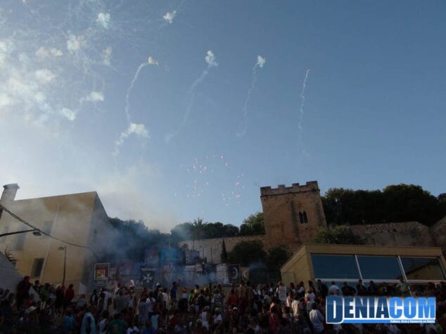 Fuegos artificiales para celebrar la victoria cristiana