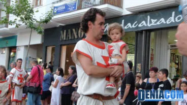 Grandes y pequeños de la filà Templaris coordinados en el Desfile Infantil