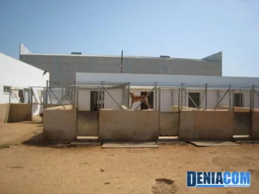 Jaulas amplias para perros en el recinto de la APAD
