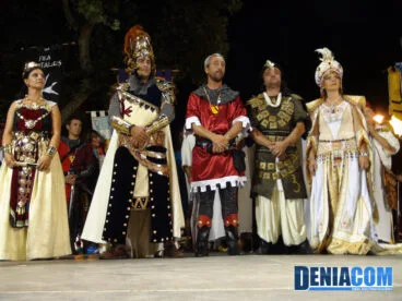 Josele Maldonado, presidente de la AMMICC, acompañado por los capitanes y abanderadas de ambos bandos, dice adiós a los Moros y Cristianos 2012
