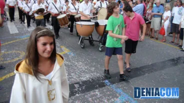 La Capitanía Infantil de la filà Amiries al son de su banda de música