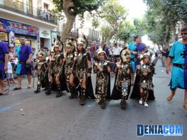La Capitanía Infantil de la filà Creuats al son de su banda de música