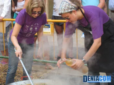 La alcaldesa, Ana Kringe, ayuda a cocinar la paella de su filà Alkamar