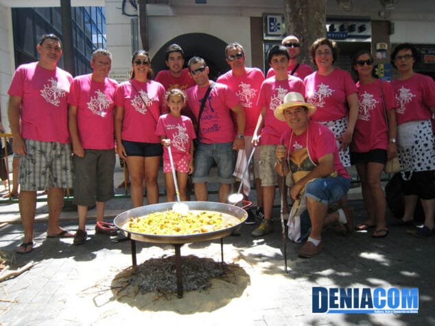 La comisió fallera de Baix la Mar posa junto a su paella del Concurso de Paellas de los Mayorales de Sant Roc 2012