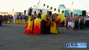 La comparsa de la carroza de la Falla Baix la Mar en el Desembarco de los Moros y Cristianos Dénia 2012