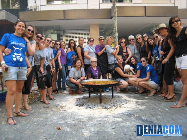 La filà Alkamar posa junto a su paella del Concurso de Paellas de los Mayorales de Sant Roc 2012