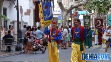 La filà Amiries, Capitanía Mora 2012, muestra su estandarte al público reunido en la calle Marqués de Campo