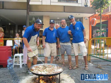 La filà Berebers-Tuaregs posa junto a su paella del Concurso de Paellas de los Mayorales de Sant Roc 2012