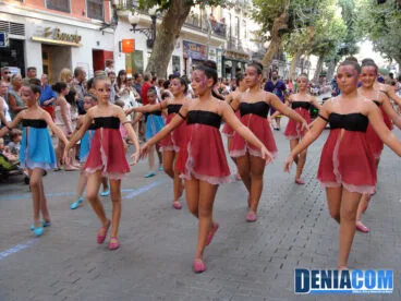 La filà Creuats acompañada por un ballet con ritmos árabes