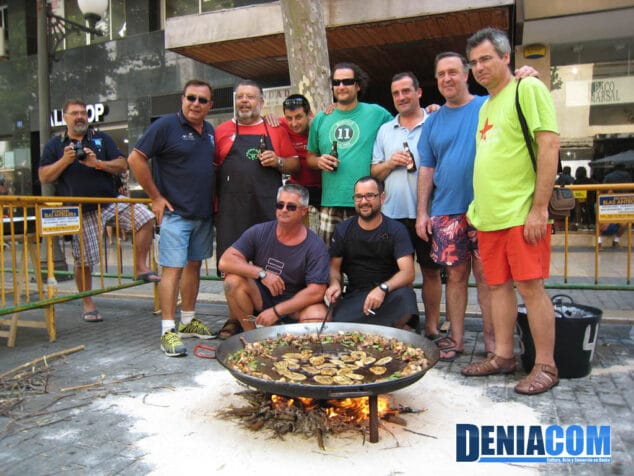 La filà Templaris posa junto a su paella del Concurso de Paellas de los Mayorales de Sant Roc 2012