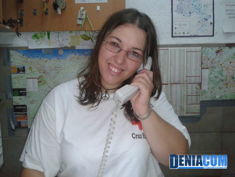 La voluntaria Raquel Martín atiende el teléfono en la sede de Cruz Roja en Dénia