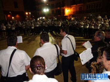 Las bandas interpretanlas marchas El Cid, Caravana y el pasodoble Xàbia