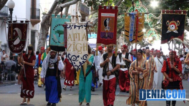 Las banderas moras lucen por la calle Marqués de Campo