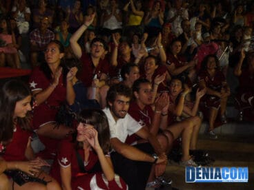 Las filàs aclaman las marchas que interpretan los músicos participantes