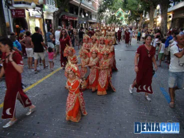 Las más pequeñas de la filà Alkamar desfilan por la Calle Marqués de Campo