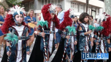 Las más pequeñas de la filà Almogavers desfilan por la Calle Marqués de Campo