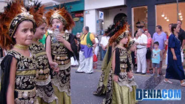 Las más pequeñas de la filà Almoràvides desfilan por la Calle Marqués de Campo