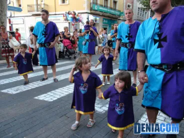 Las más pequeñas de la filà Creuats desfilan por la Calle Marqués de Campo