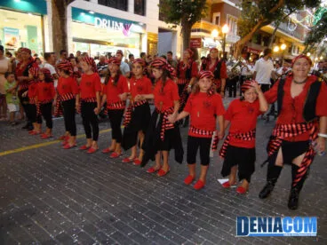 Las más pequeñas de la filà Piratas Berberiscas desfilan por la Calle Marqués de Campo