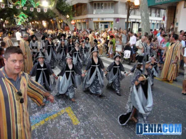 Las más pequeñas de la filà Walies desfilan por la Calle Marqués de Campo