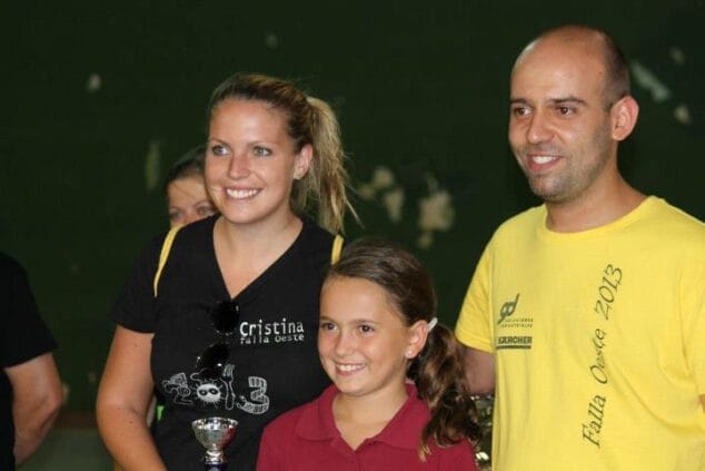 Los cargos de la Falla Oeste con la Fallera Mayor Infantil de Dénia en la entrega de trofeos de las 24 horas de fútbol falero